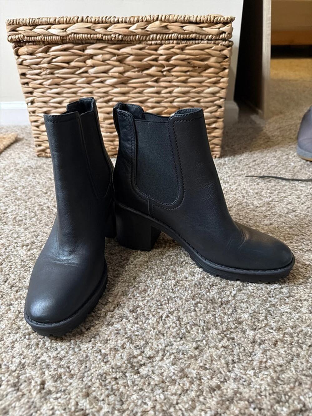 Vince Henderson Black Leather Water-Repellent Chelsea Ankle Boots Women’s Size 7
